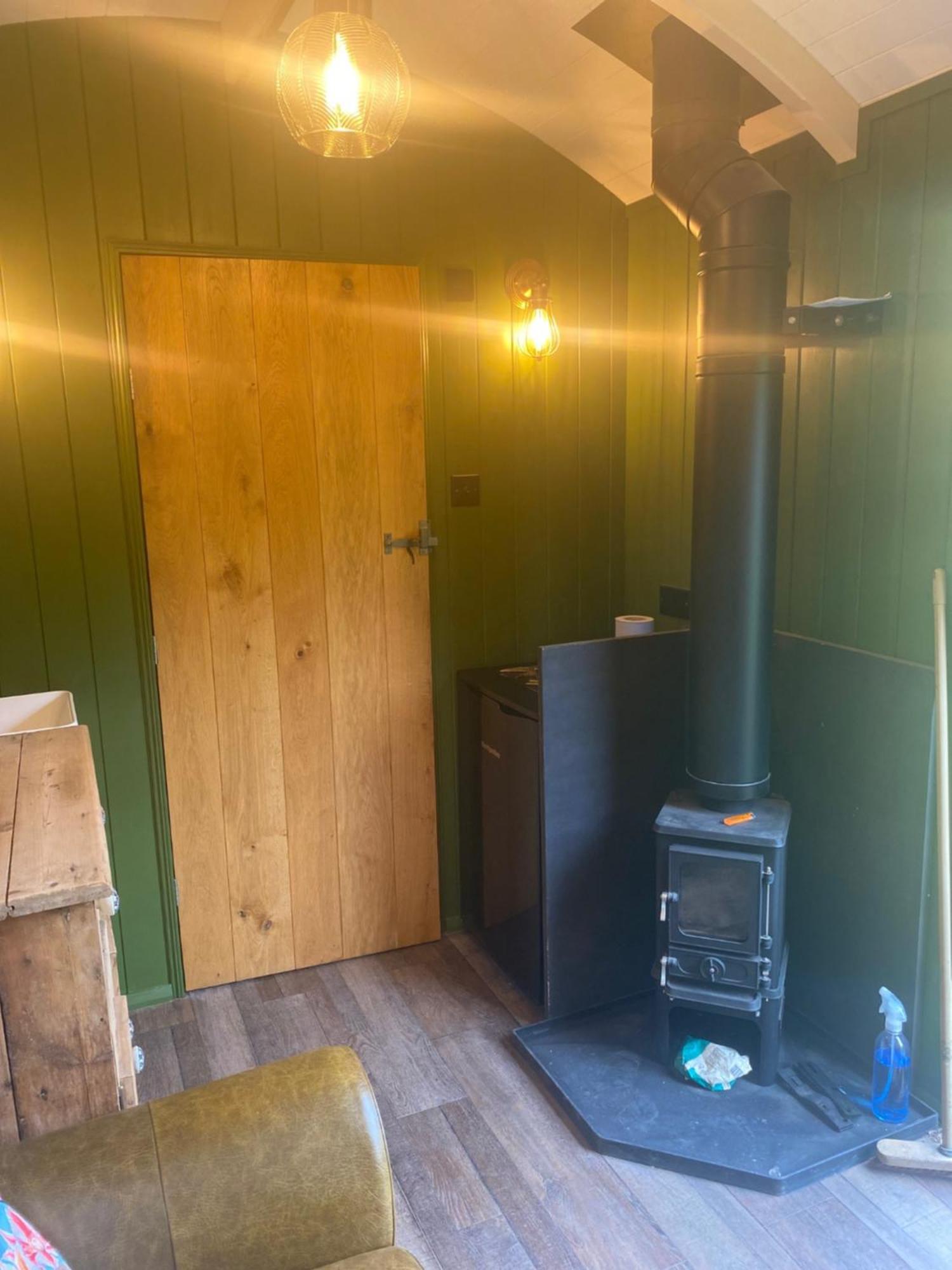 The Goose Nest Luxury Lakeside Shepherd Hut In Cardinham Woods, Cornwall Eksteriør bilde