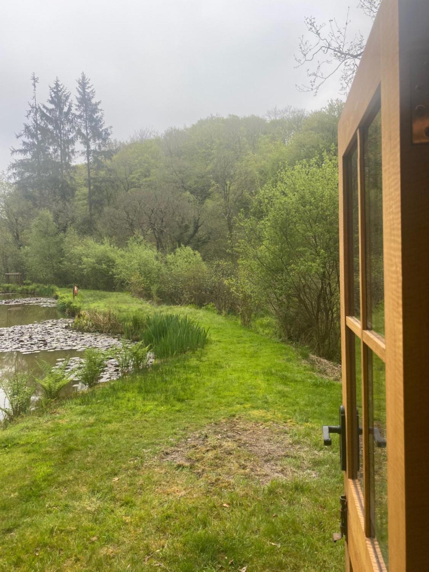 The Goose Nest Luxury Lakeside Shepherd Hut In Cardinham Woods, Cornwall Eksteriør bilde