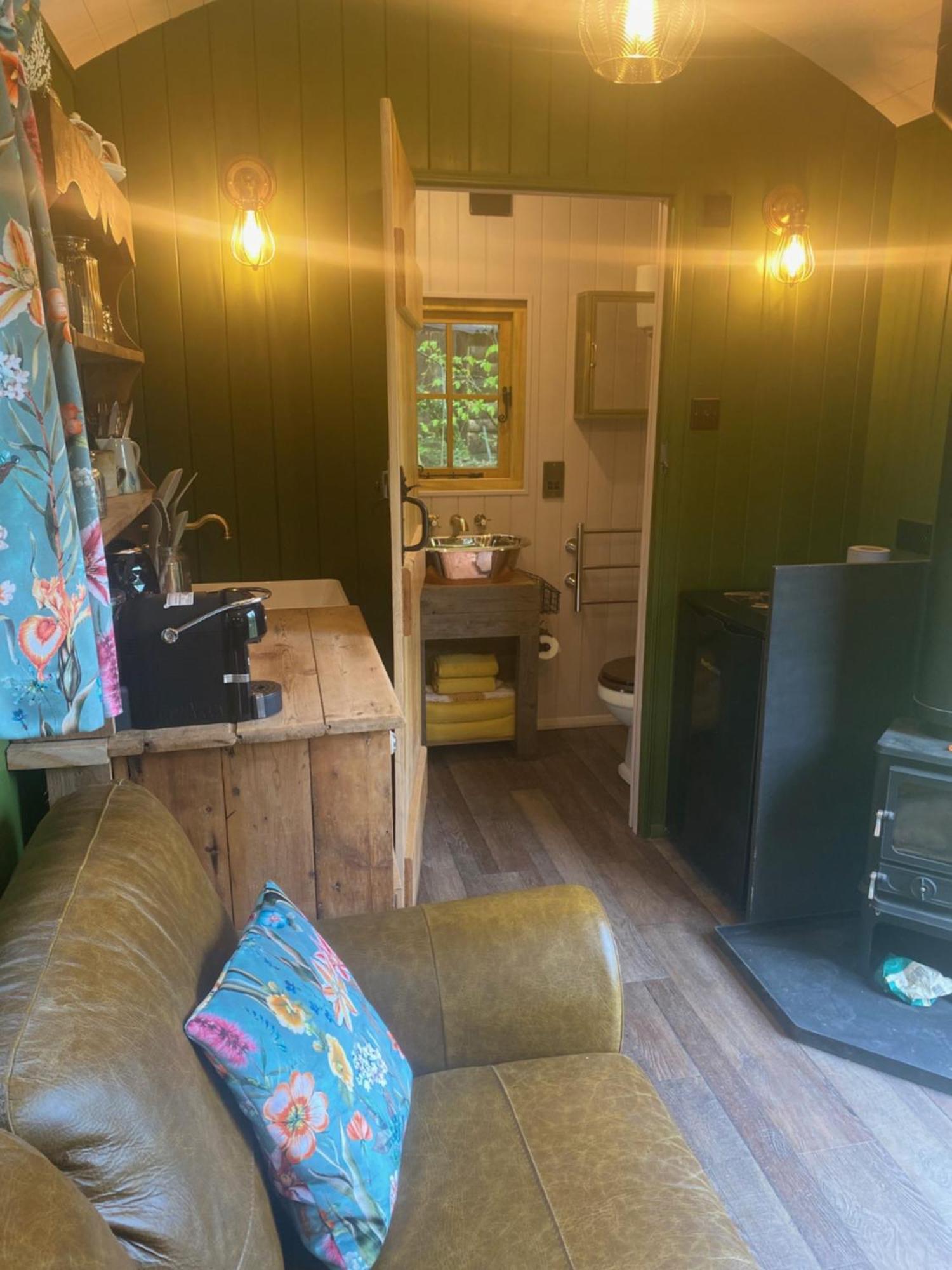 The Goose Nest Luxury Lakeside Shepherd Hut In Cardinham Woods, Cornwall Eksteriør bilde