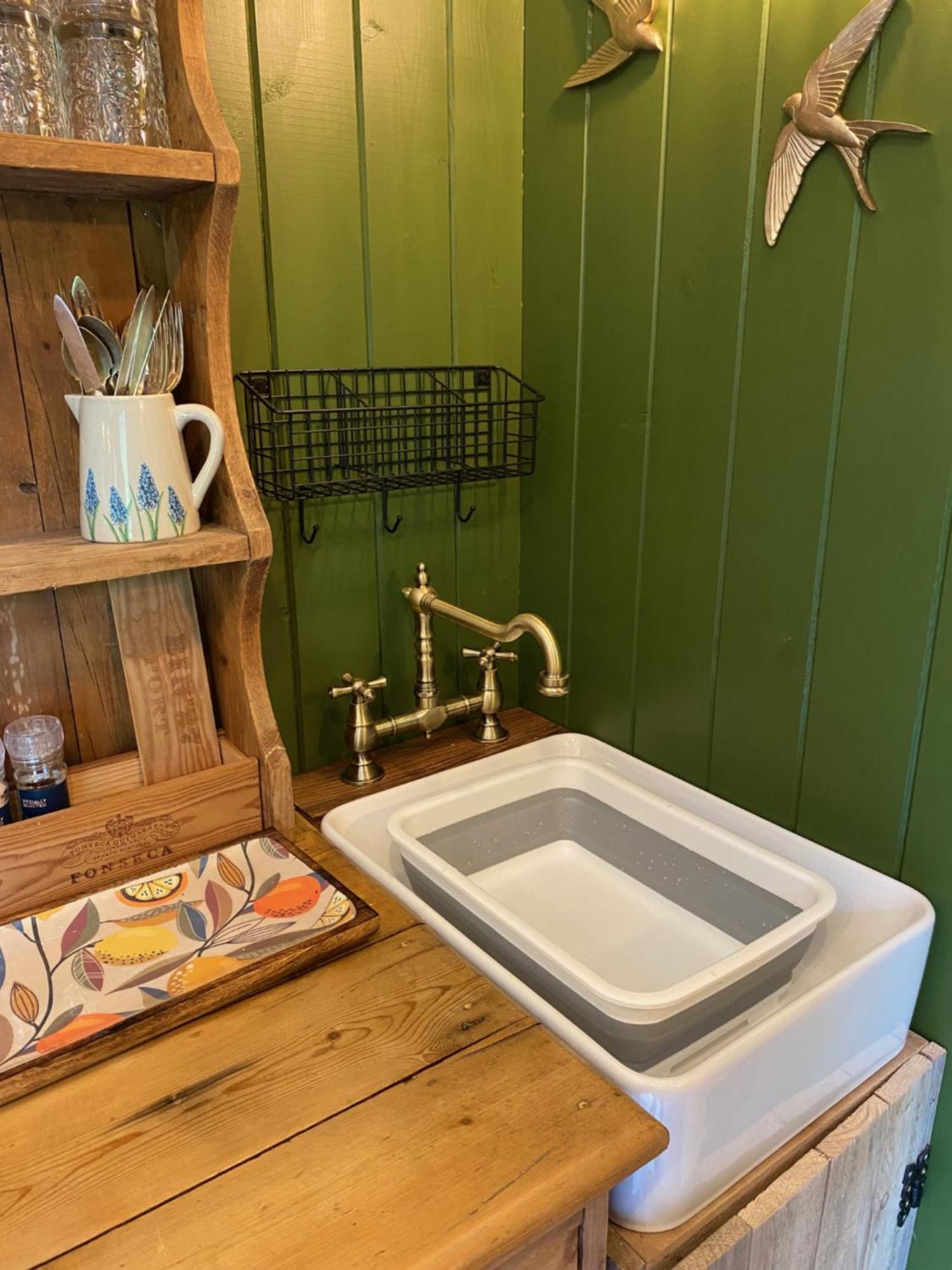 The Goose Nest Luxury Lakeside Shepherd Hut In Cardinham Woods, Cornwall Eksteriør bilde